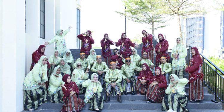 Berpakaian Adat Warna Hijau Merah, Hari Pendidikan Nasional 2025 SD Negeri Larianbangi 1 Penuh Makna