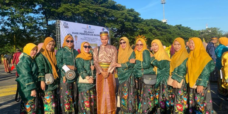 Baju Adat Bugis, Meriahkan Hardiknas SDN Pongtiku 1 di Lapangan Karebosi