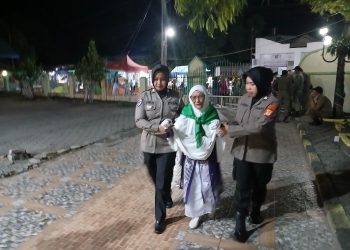 Potret Humanis Polwan Polres Bulukumba Sigap Bantu Jamaah Haji Lansia