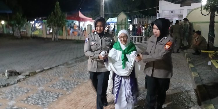Potret Humanis Polwan Polres Bulukumba Sigap Bantu Jamaah Haji Lansia