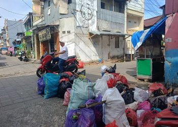 Warna-Warni Tumpukan Sampah Hiasi Pemandangan Kandea Lorong 13