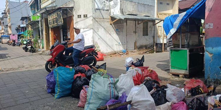 Warna-Warni Tumpukan Sampah Hiasi Pemandangan Kandea Lorong 13