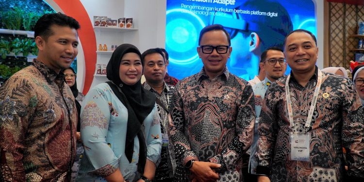 Wamendagri Bima Arya Terpukau Lihat Inovasi Pemkot Makassar di City Expo APEKSI Surabaya