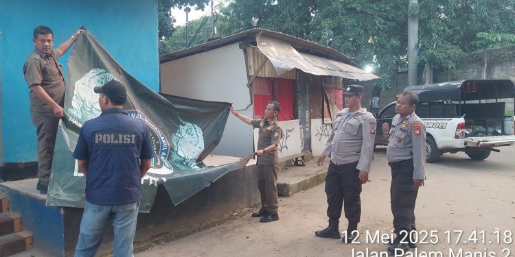 Bersama Polisi, Satpol PP Tertibkan 72 Bendera Ormas