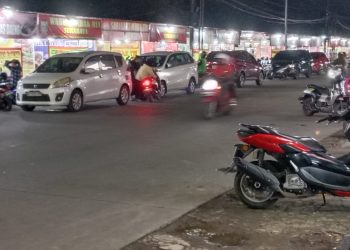 Parkir di Jalan, Warga Keluhkan Jejeran Kendaraan roda 4 di Depan Warung lapak Emmy Saelan