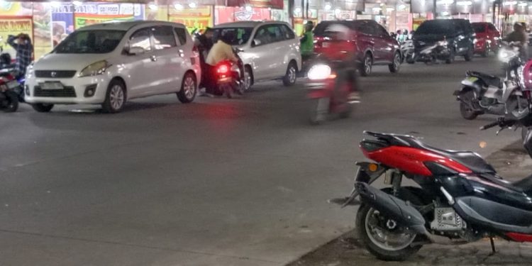 Parkir di Jalan, Warga Keluhkan Jejeran Kendaraan roda 4 di Depan Warung lapak Emmy Saelan