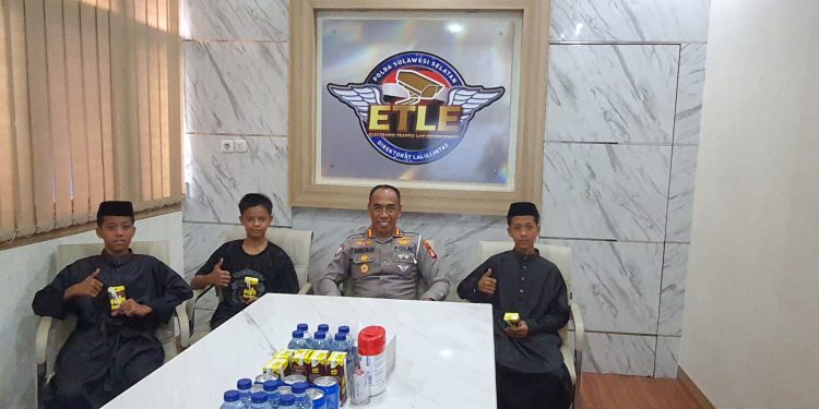 Sentuhan Manis Polisi Lalu Lintas: Tiga Anak Dibawah Umur Diberi Pembinaan Humanis oleh Dirlantas Polda Sulsel
