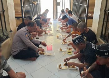 Wujud Kebersamaan, Polisi Makan Siang Bersama Tahanan di Polres