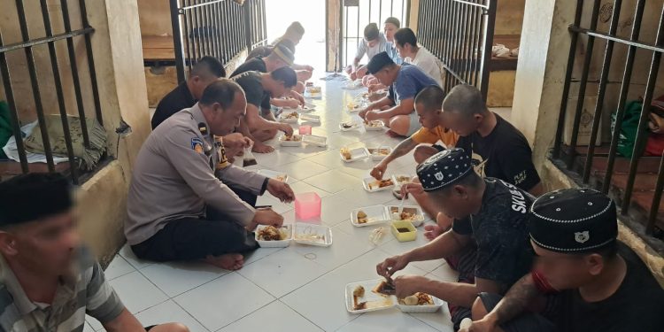 Wujud Kebersamaan, Polisi Makan Siang Bersama Tahanan di Polres