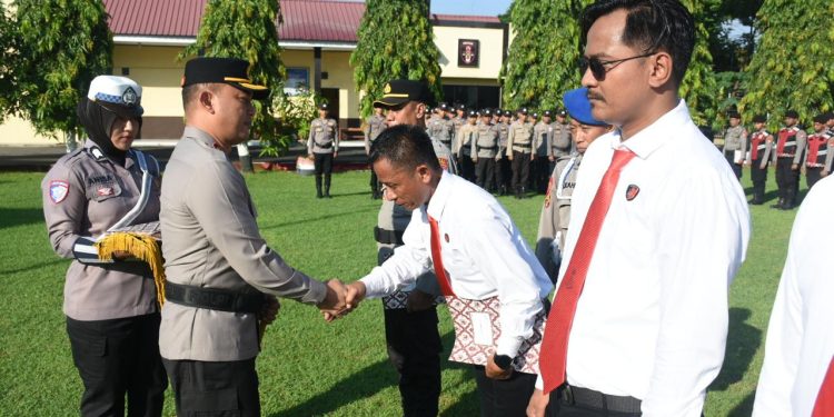 Sebanyak 21, Kapolres Bulukumba Beri Penghargaan ke Personil Yang Prestasi