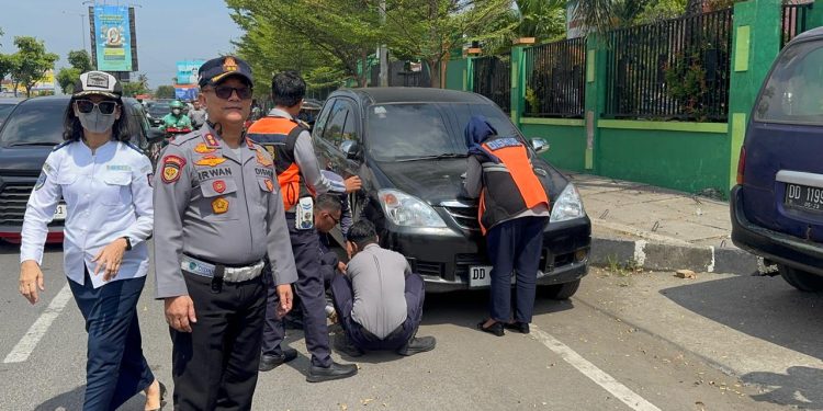 Tegakkan Perwali, Dishub Makassar Gembok Beberapa Kendaraan Yang Melanggar