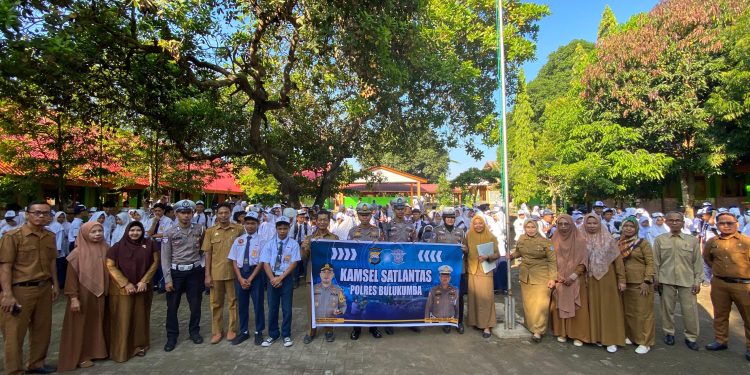 Tertib Berlalu Lintas Sejak Dini, Sat Lantas Polres Bulukumba Sosialisasi ke Pelajar SMP