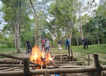 Berantas Judi, Polsek Kindang Bakar Arena Sabung Ayam