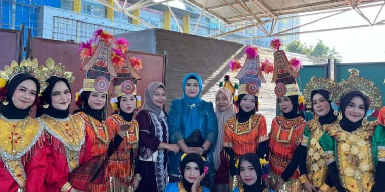 Warna Pakaian Bugis Meriahkan Hardiknas  SMPN 23 Makassar di Karebosi