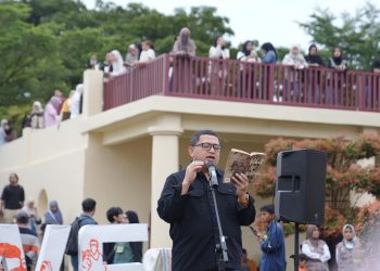 Sebait Puisi “Pulang ke Dapur Ibu”, Wali Kota Munafri Pukau Penonton di MIWF 2025