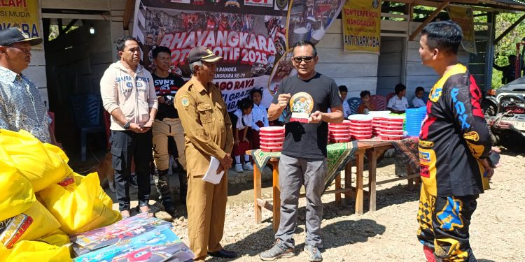 Sambut Hari Bhayangkara, Kaops Madago Raya Bawa Misi Sosial ke Sekolah Terpencil Manggalapi