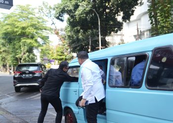 Munafri Bersama Wamendagri Bima Arya Naik Pete-Pete Sidak Damkarmat, dan Naik Becak Pantau Layanan Publik
