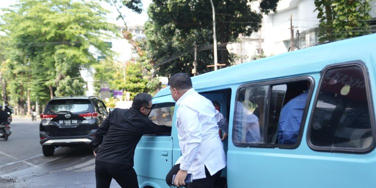 Munafri Bersama Wamendagri Bima Arya Naik Pete-Pete Sidak Damkarmat, dan Naik Becak Pantau Layanan Publik