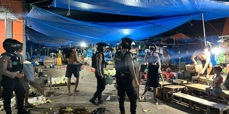 Ciptakan Kamtibmas Kondusif, Patroli KRYD Polres Bulukumba Sambangi Pasar Cekkeng dan Pasar Malam