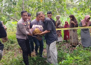 Penemuan Mayat di Bontotiro, Polisi Evakuasi Korban ke Rumah Duka dengan Mobil Dinas