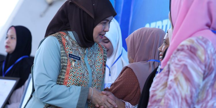 Aliyah Mustika Ilham Serahkan Bantuan untuk UMKM Disabilitas di PKU Akbar PT. PNM