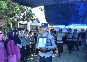 Penghormatan Terakhir, Kapolres Bulukumba Hadiri Pemakaman Dinas Aiptu Darsimin