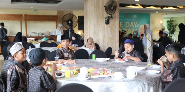 100 Anak Panti Dimuliakan Hatinya Lewat Program CSR Hotel Claro