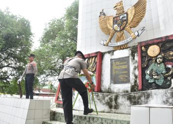 Kenang Jasa Pahlawan, Polres Bulukumba Gelar Upacara Tabur Bunga di TMP Taccorong