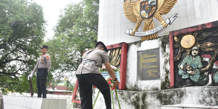 Kenang Jasa Pahlawan, Polres Bulukumba Gelar Upacara Tabur Bunga di TMP Taccorong