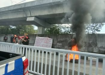 Minta Copot Kanit Kaggum, Aliansi Mahasiswa Serbu Kantor Dirlantas Polda Sulsel Hingga Bakar Ban