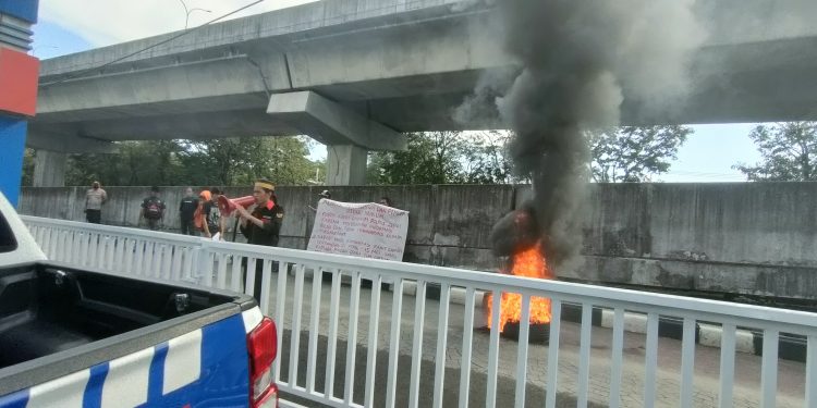 Minta Copot Kanit Kaggum, Aliansi Mahasiswa Serbu Kantor Dirlantas Polda Sulsel Hingga Bakar Ban