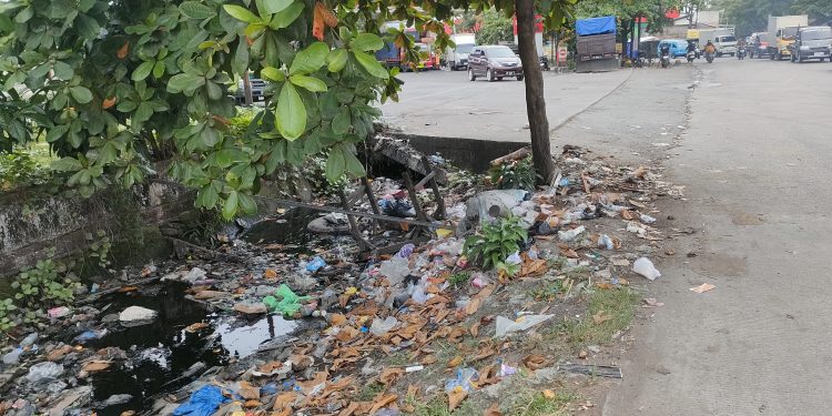Sampah di Samping SPBU Galangan Kapal Jadi Tontonan Warga Yang Melintas