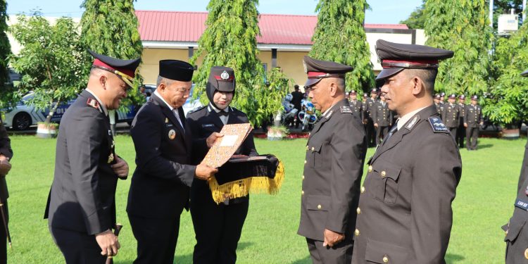 Polres Bulukumba Beri Penghargaan kepada 9 Personel dan 1 Anggota BPBD di Momen Hari Bhayangkara ke-79