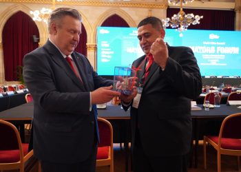 Wali Kota Munafri Teguhkan Persahabatan Global, Serahkan Cenderamata Ikonik ke Wali Kota Vienna