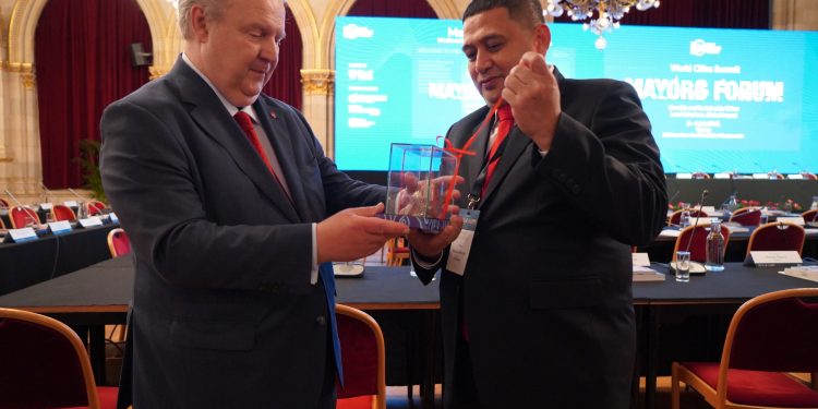 Wali Kota Munafri Teguhkan Persahabatan Global, Serahkan Cenderamata Ikonik ke Wali Kota Vienna