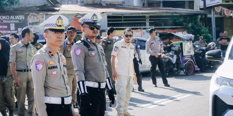 Sigap, Polisi Urai Kemacetan Pada Aksi Penolakan Relokasi Pasar Cekkeng Bulukumba