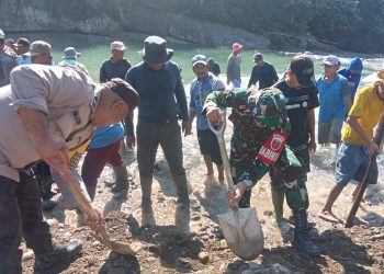 Sinergitas TNI-Polri dan Masyarakat Bersihkan Bendungan dari Material Banjir Bandang