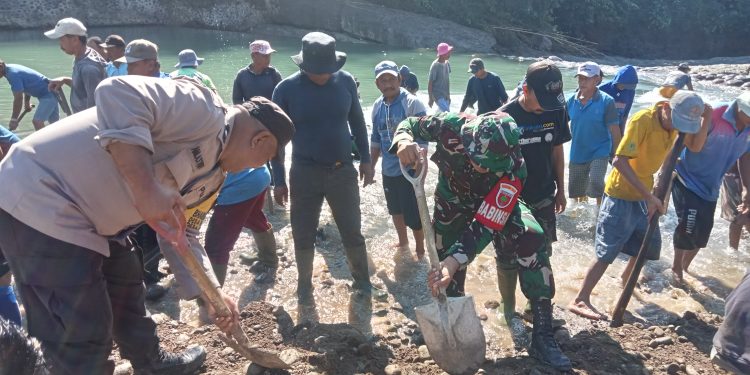 Sinergitas TNI-Polri dan Masyarakat Bersihkan Bendungan dari Material Banjir Bandang