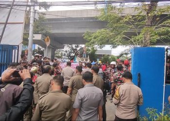 Puluhan Ormas LMP Sulsel Geruduk Kantor Dinas Pendidikan Makassar