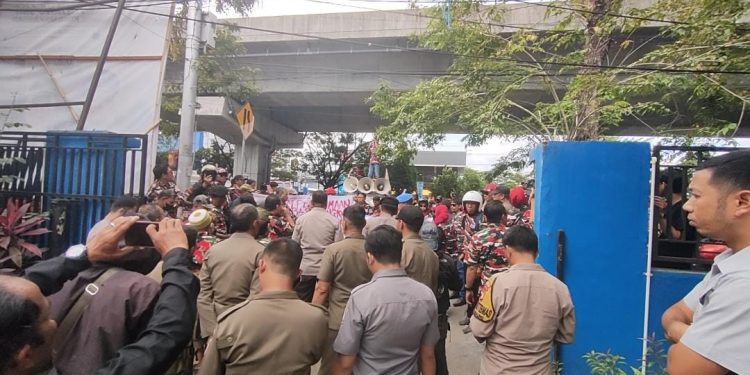 Puluhan Ormas LMP Sulsel Geruduk Kantor Dinas Pendidikan Makassar