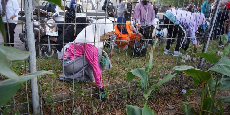 Bersama Pengurus TP PKK, Melinda Aksa Bersihkan Sampah di Kawasan Pantai Losari
