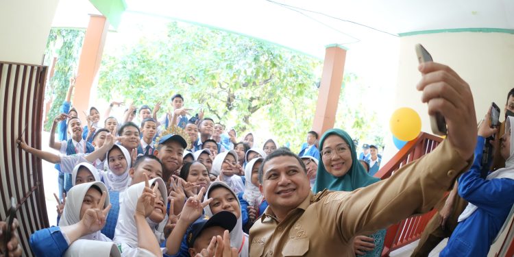 Munafri-Aliyah Tuntaskan Janji Pendidikan, Seragam Gratis Resmi Disalurkan
