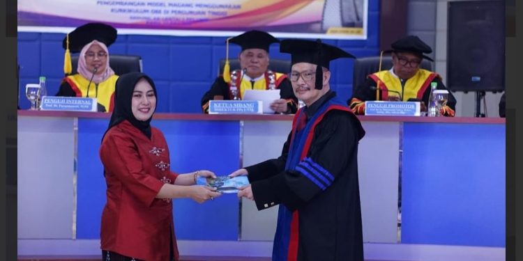 Dr.Ir. Agunawan Resmi Raih Gelar doktor Pada Bidang Vokasi keteknikan Di Fakultas Pascasarjana UNM Makassar