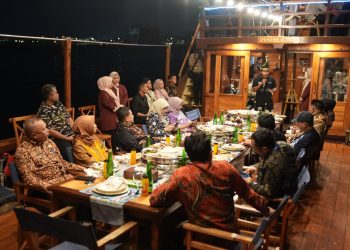 Suasana Hangat, Munafri-Aliyah Bahas Pendidikan Bersama Mendikdasmen di Atas Kapal Pinisi