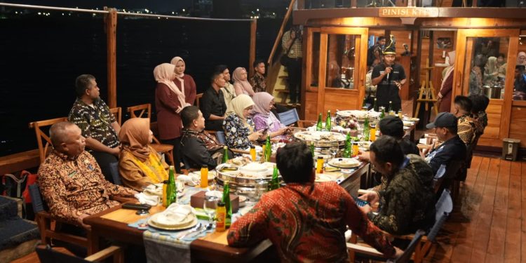 Suasana Hangat, Munafri-Aliyah Bahas Pendidikan Bersama Mendikdasmen di Atas Kapal Pinisi