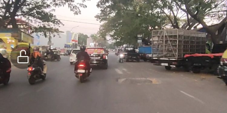 Kebal Aturan, Parkir dan Sampah Jadi Sorotan Warga Yang Melintas