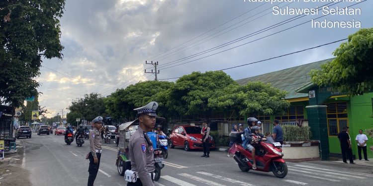Antisipasi Kemacetan, Satlantas Polres Bulukumba Aktif Laksanakan Pengaturan Lalu Lintas Pagi dan Sore