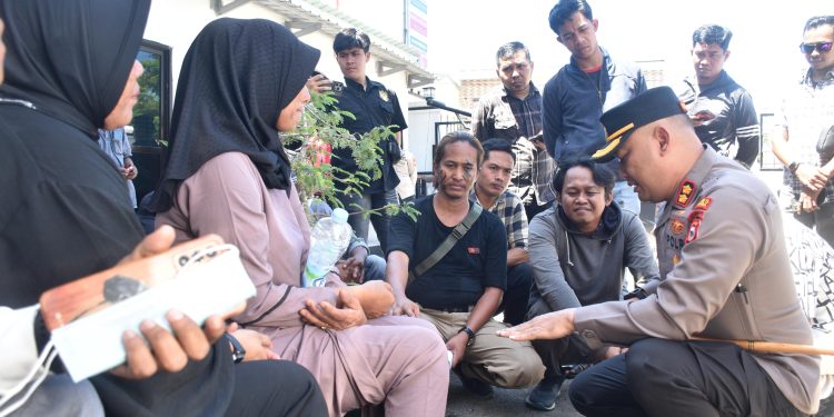 Kapolres Bulukumba Terjun langsung Tenangkan Massa Aksi di Kantor Kejaksaan