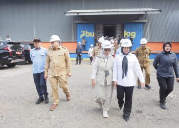 Wali Kota Munafri & Titik Soeharto Tinjau Beras di Bulog Makassar