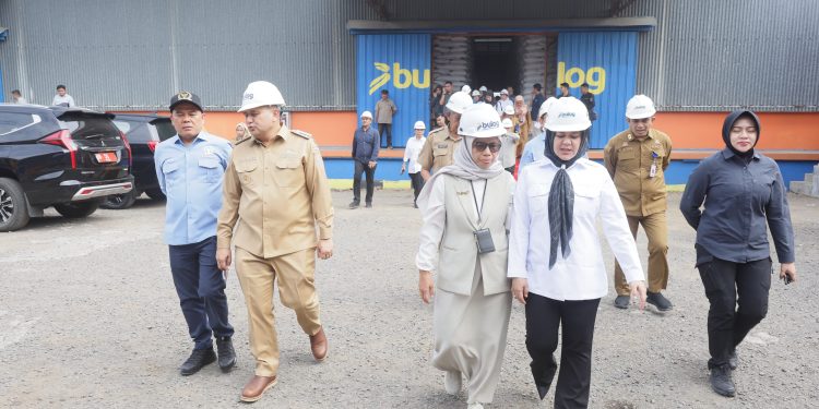 Wali Kota Munafri & Titik Soeharto Tinjau Beras di Bulog Makassar